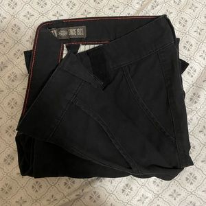 Relaxed dickies pants.